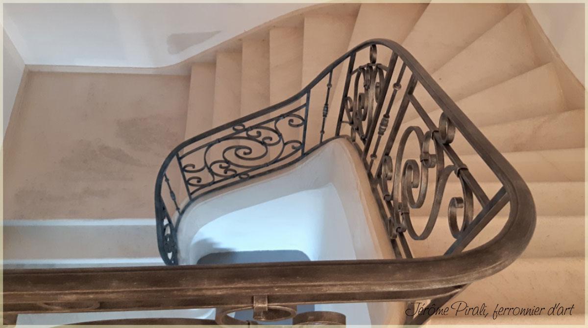 Rampe escalier fer forgé débillardée